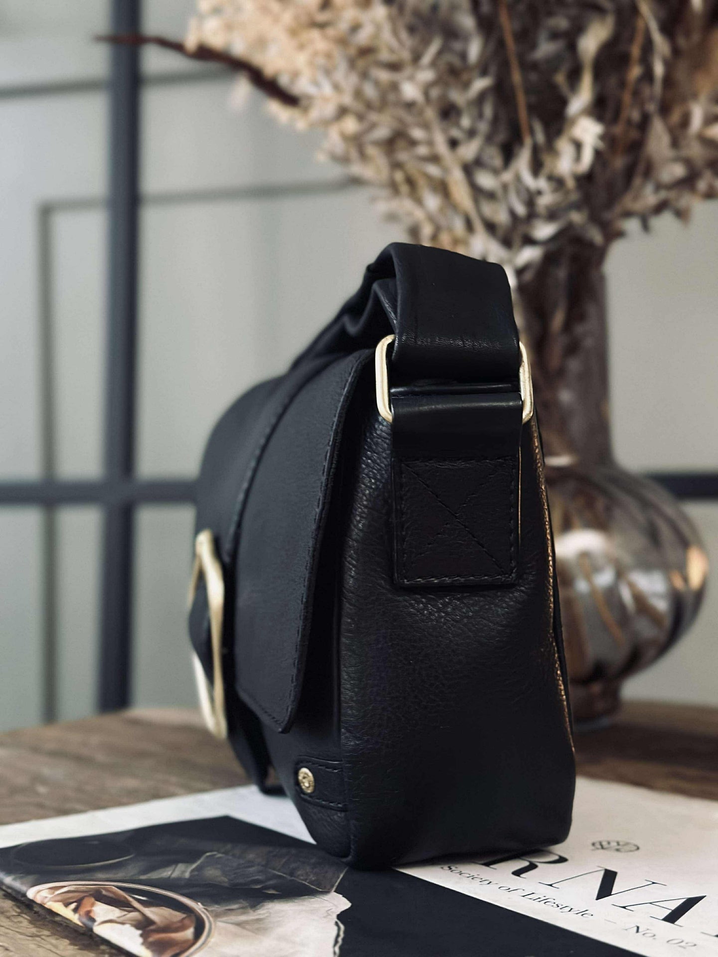 Crossover med spänne - Black leather