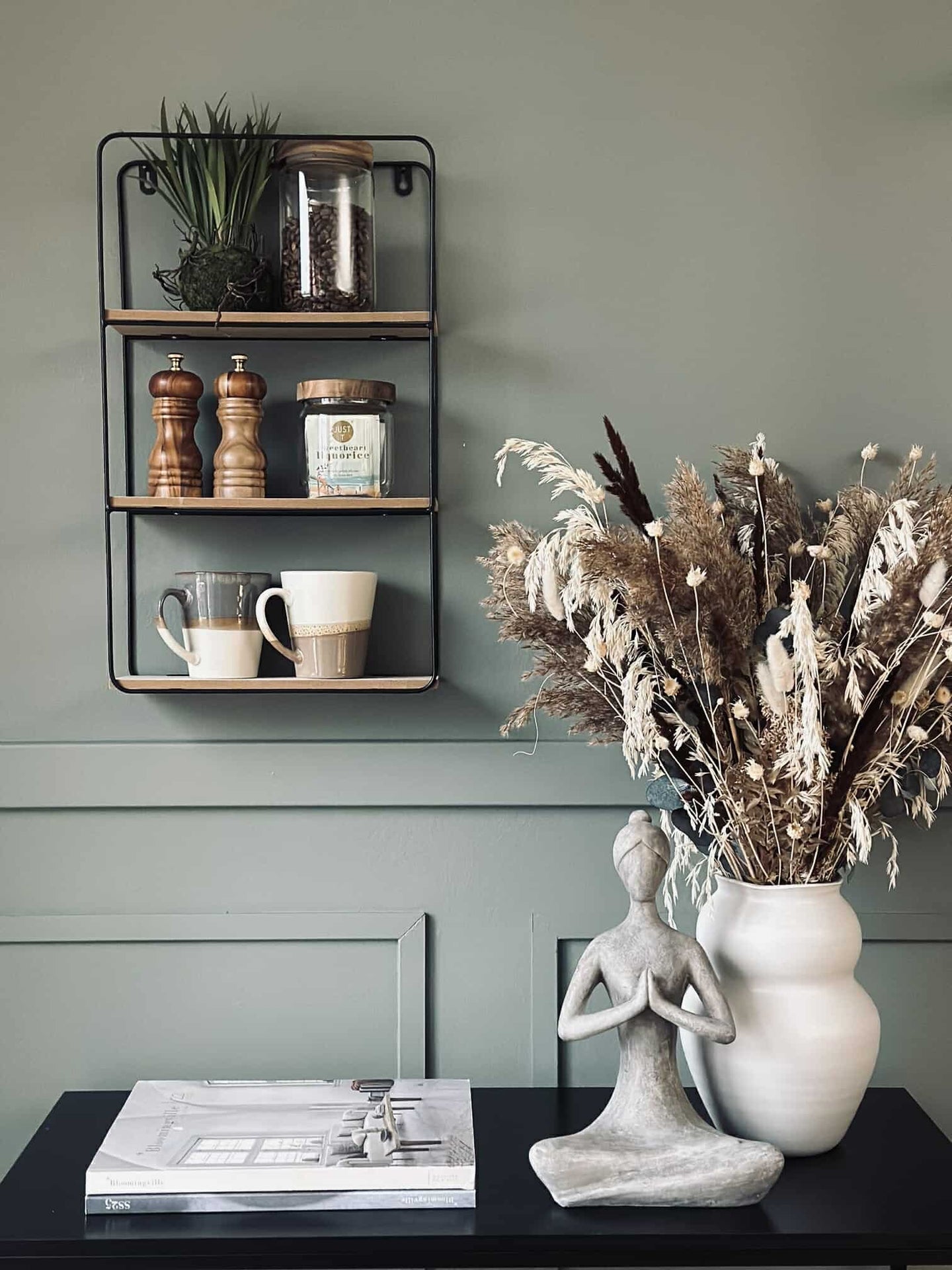 Vägghylla med 3 hyllplan