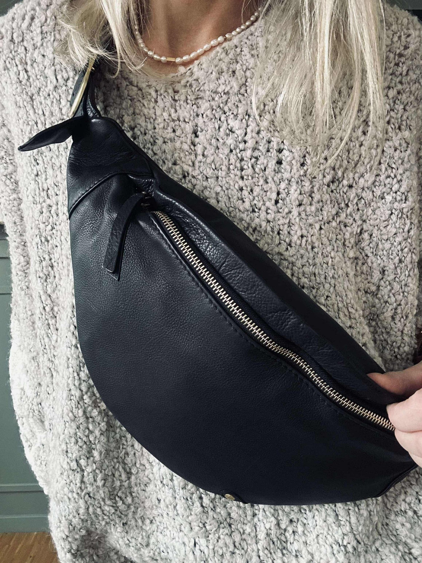 Bumbag med spänne - Black leather