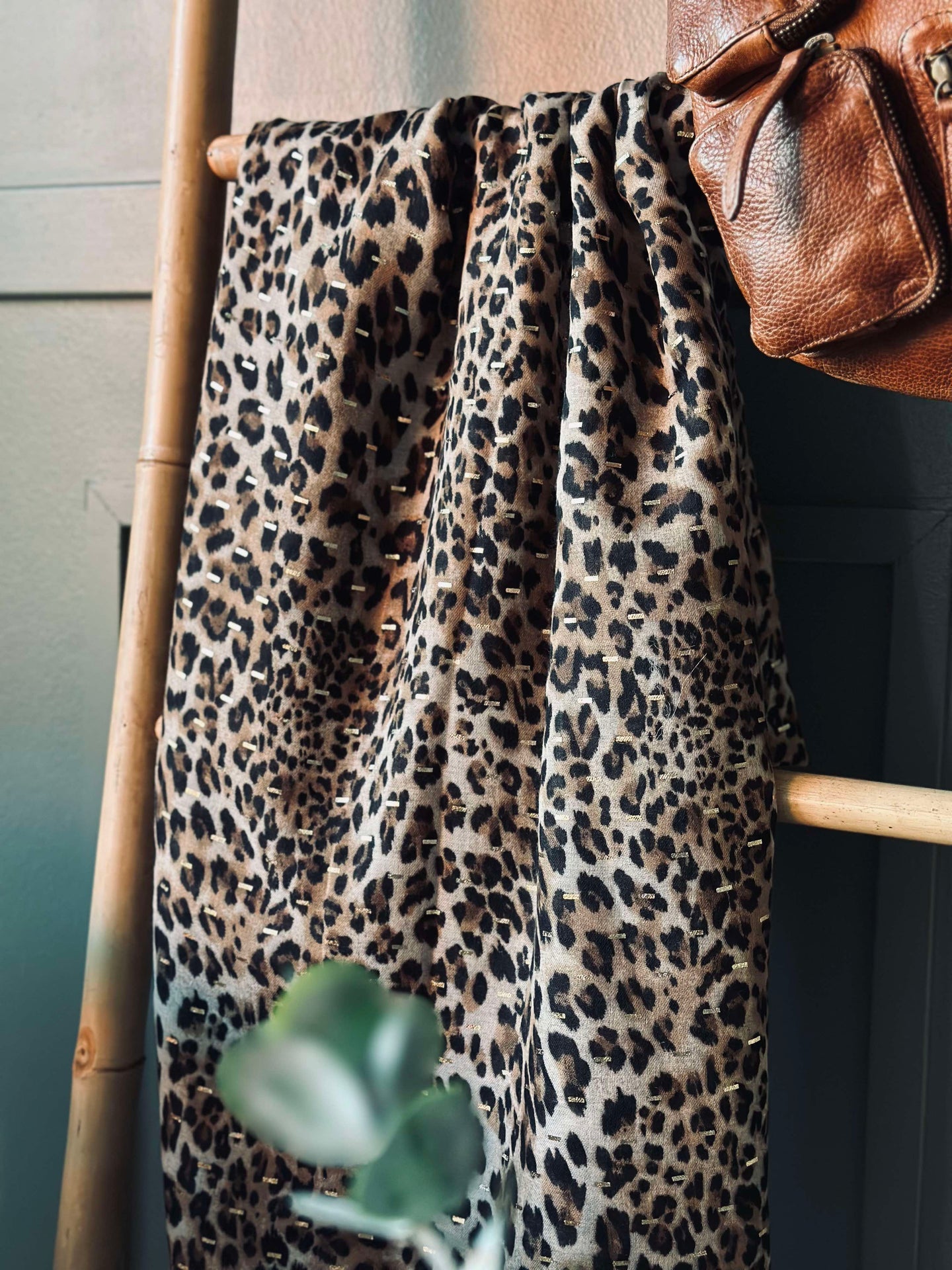 Halsduk Leopard med gulddetalj - Beige
