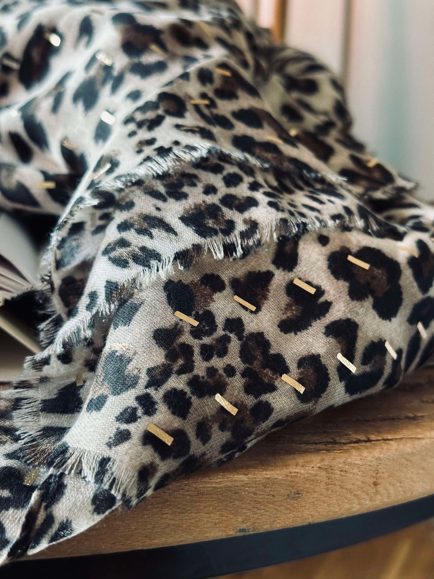 Halsduk Leopard med gulddetalj - Camel