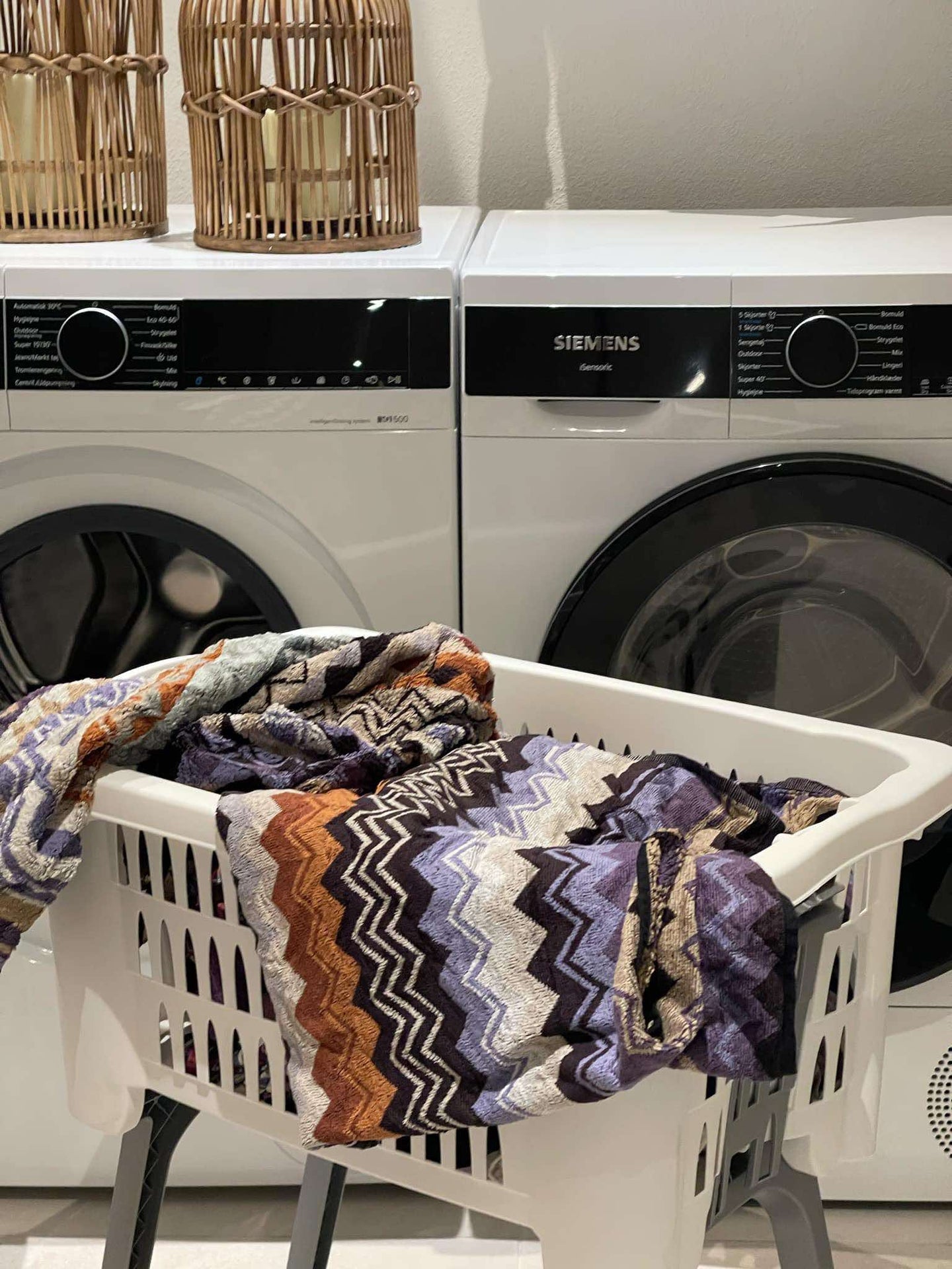 Tvättkorg med vikbara ben