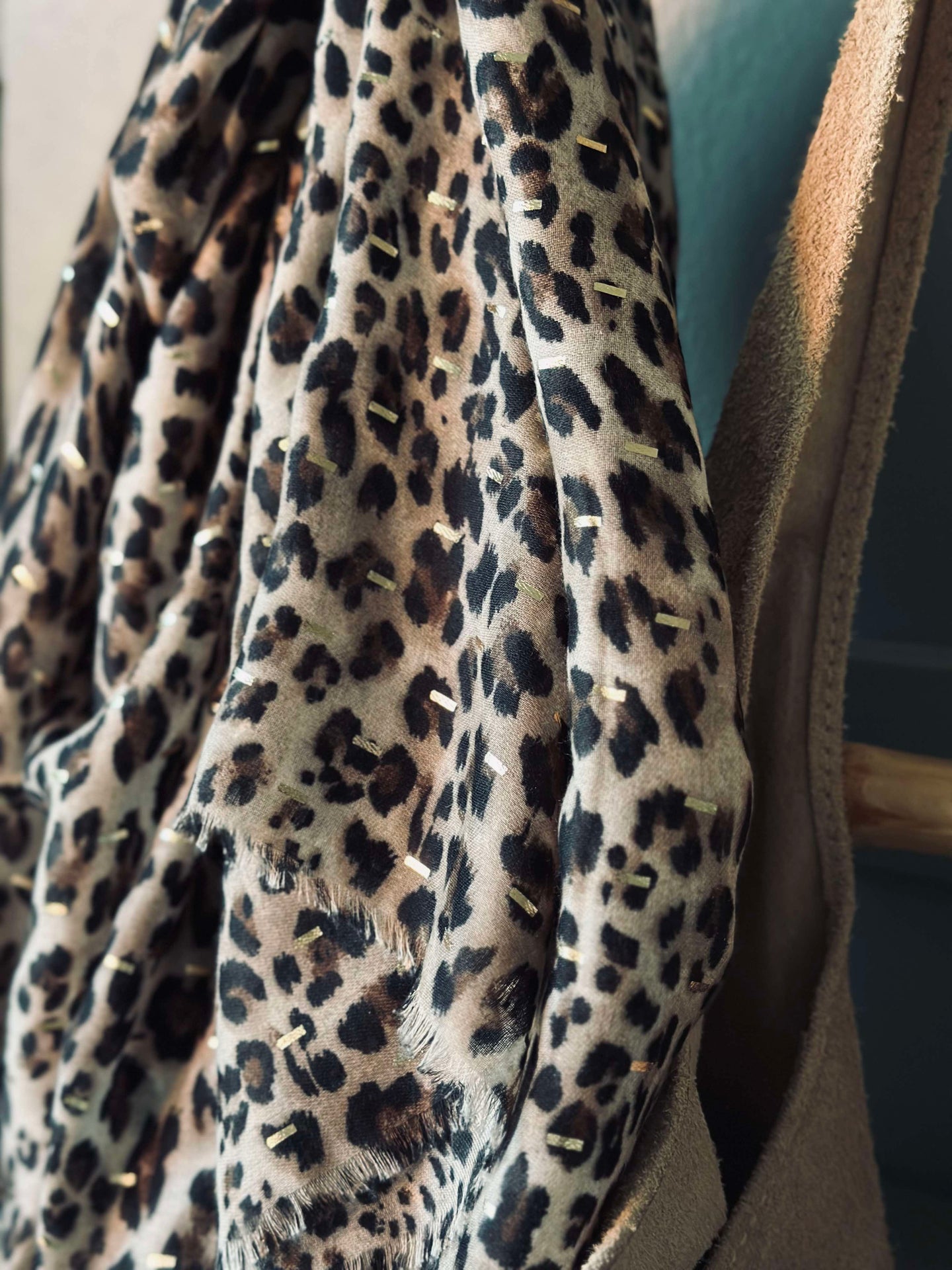 Halsduk Leopard med gulddetalj - Camel