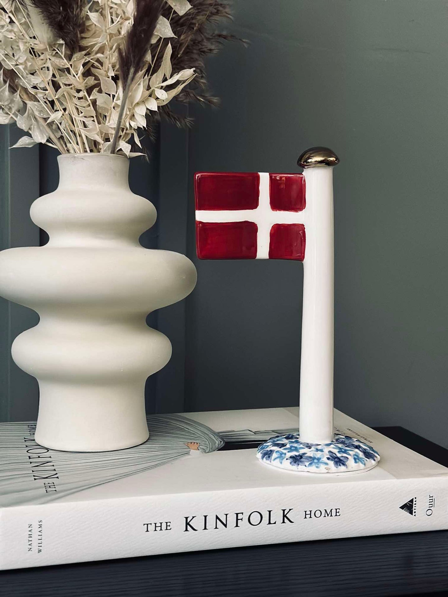 Flagga i keramik – Dannebrog med blå fot