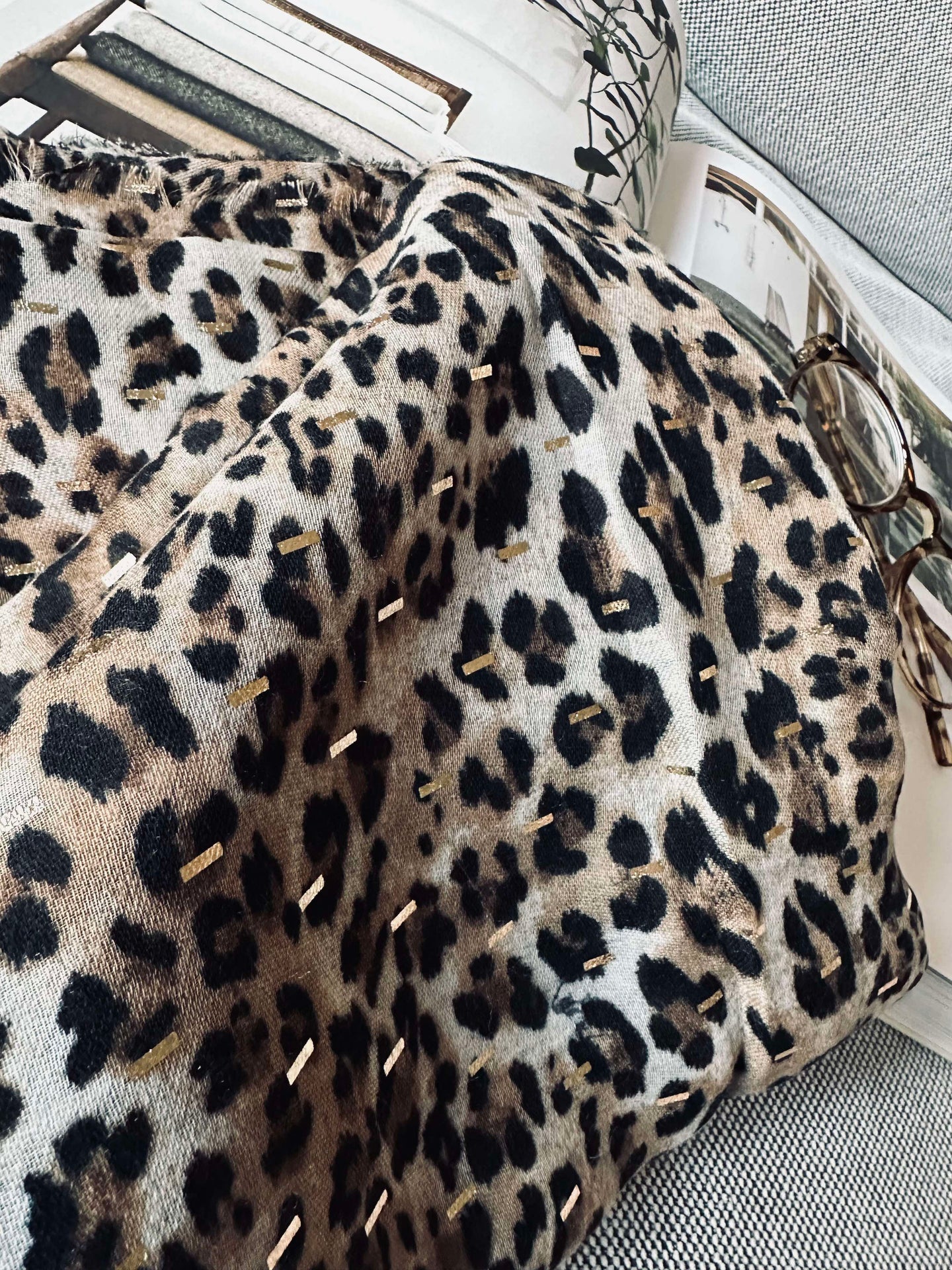 Halsduk Leopard med gulddetalj - Beige
