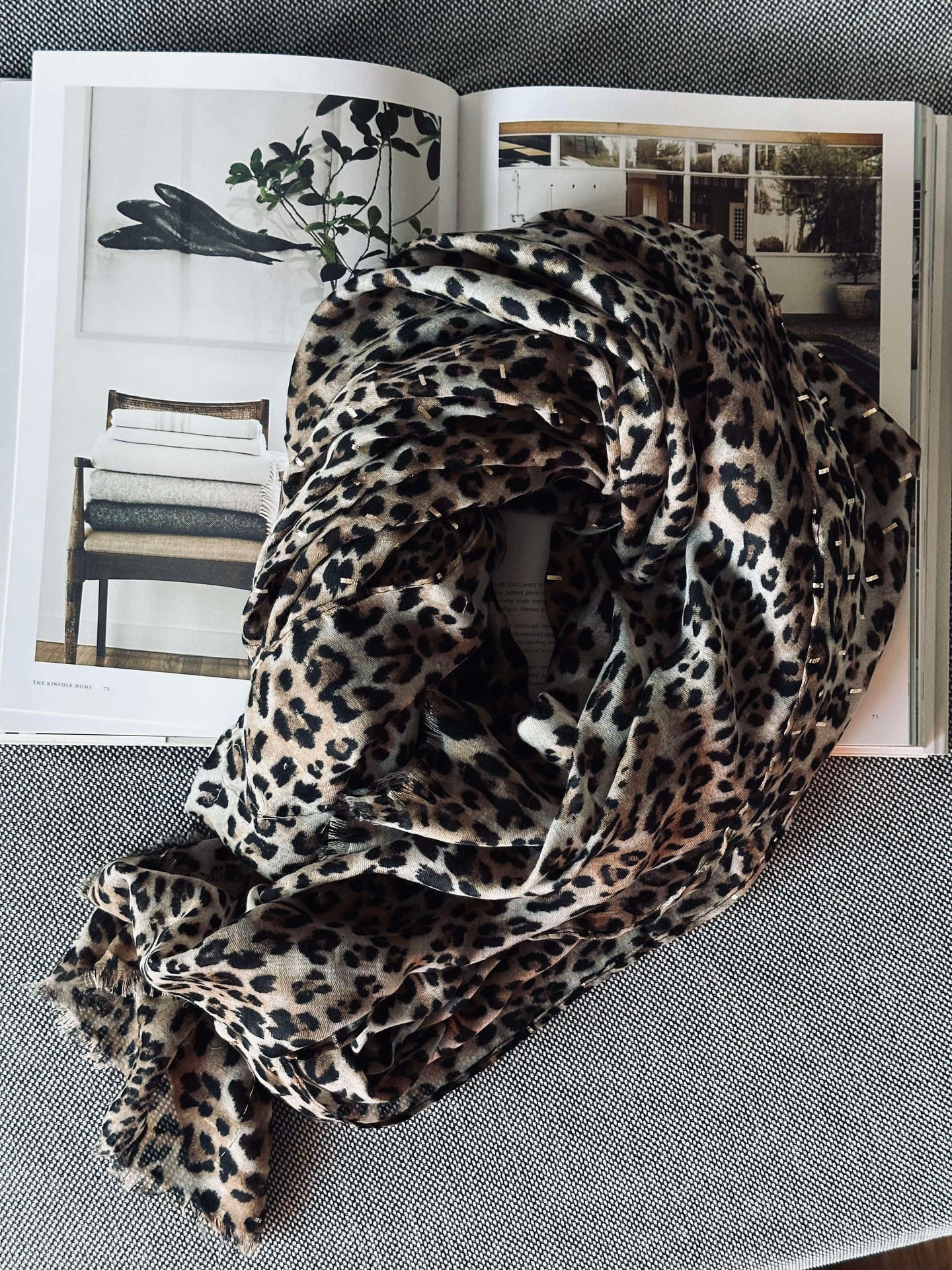 Halsduk Leopard med gulddetalj - Beige