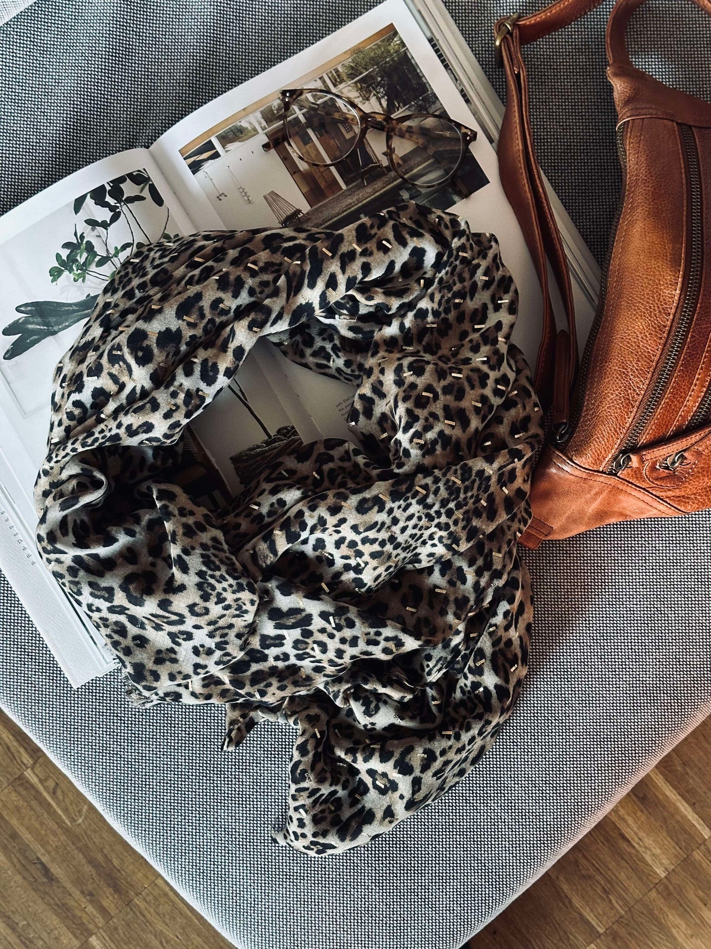 Halsduk Leopard med gulddetalj - Beige