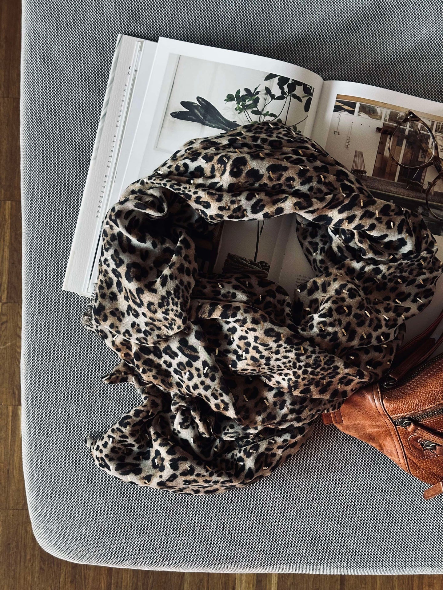 Halsduk Leopard med gulddetalj - Beige