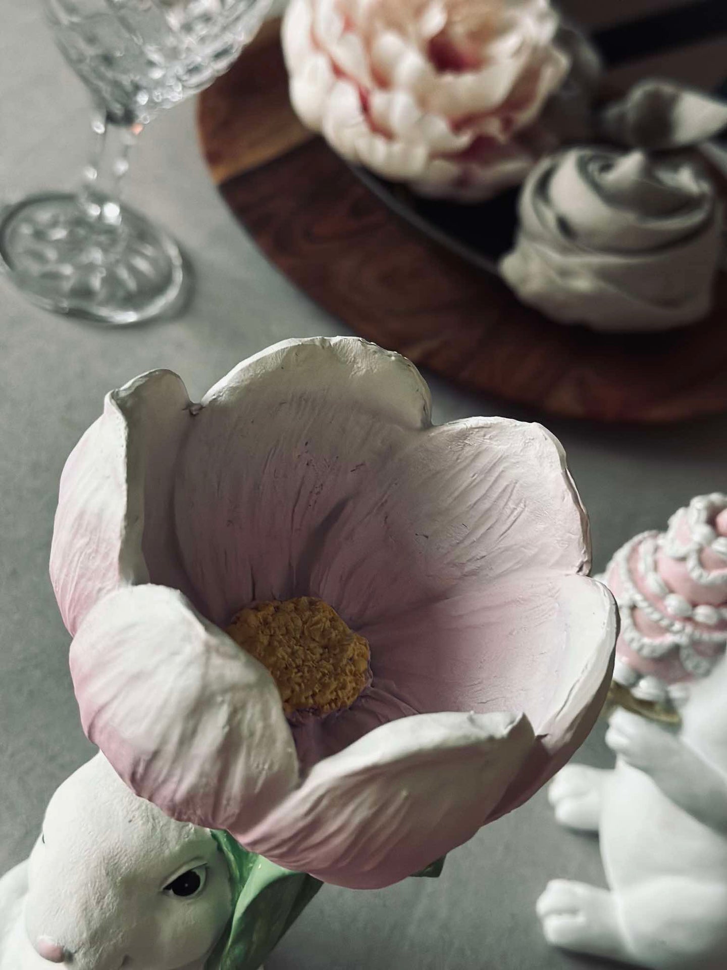 Kanin med blomma