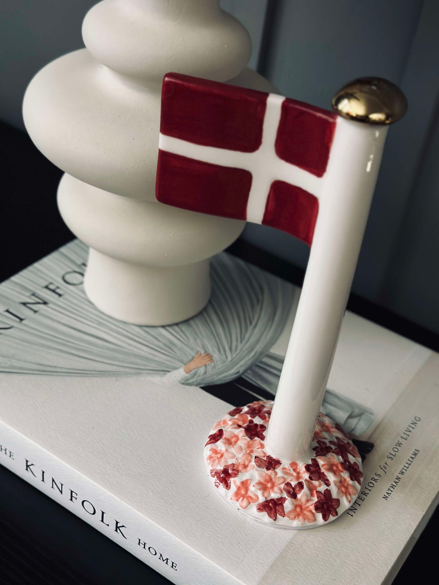 Flagga i keramik – Dannebrog m. Rosa fot