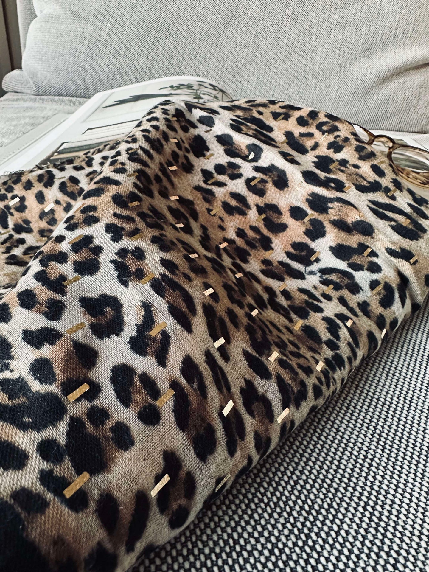 Halsduk Leopard med gulddetalj - Beige