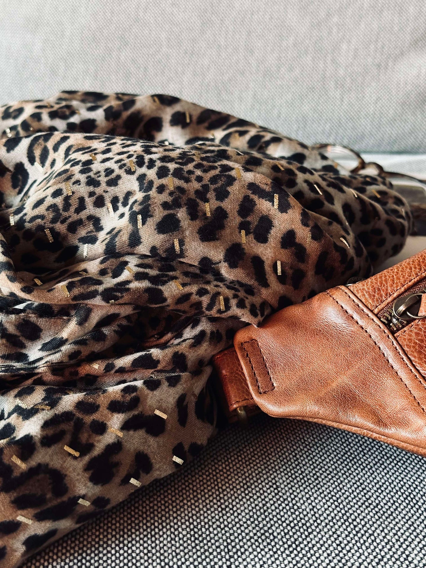 Halsduk Leopard med gulddetalj - Beige