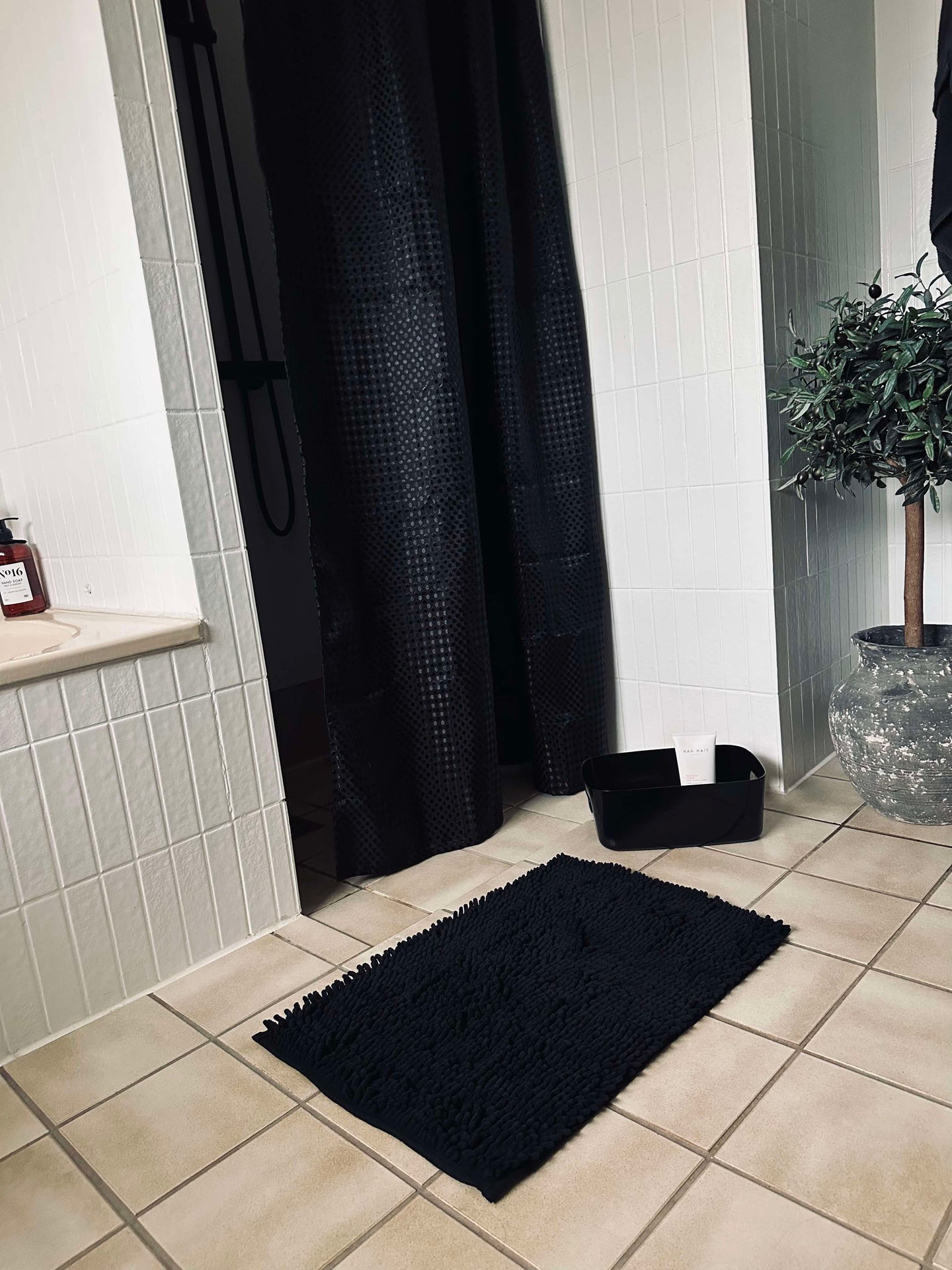 Badrumssats: Duschdraperi & badmatta / Svart
