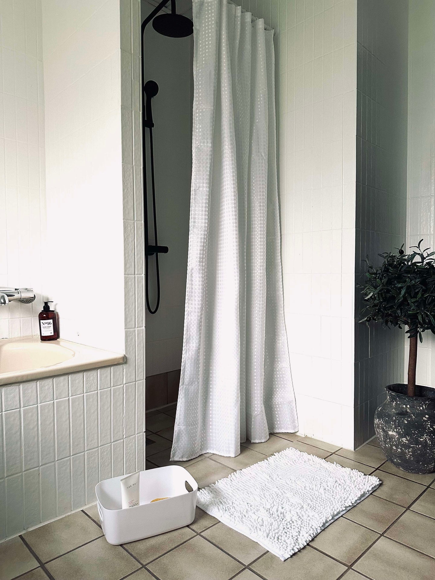 Badrumssats: Duschdraperi & badmatta / Vit