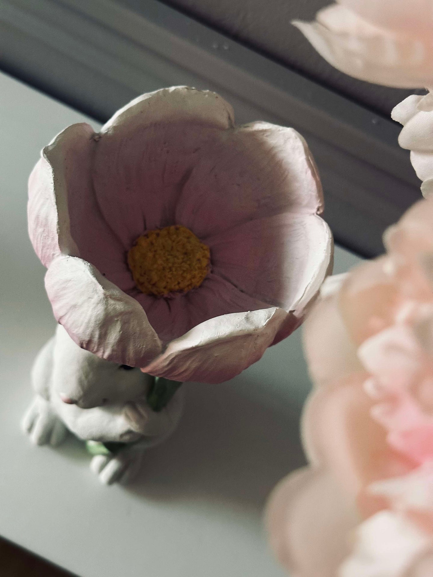Kanin med blomma