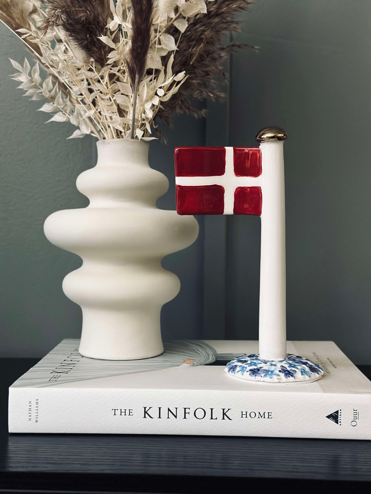 Flagga i keramik – Dannebrog med blå fot