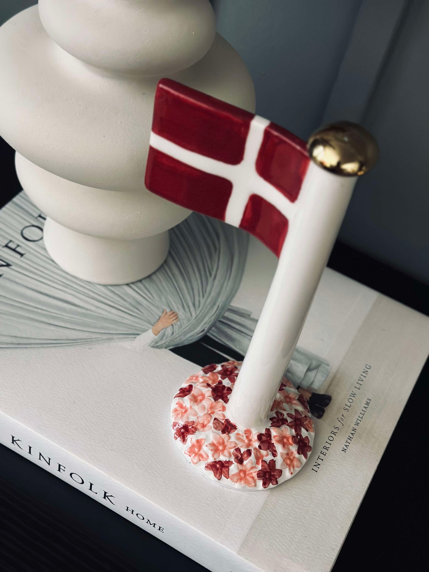 Flagga i keramik – Dannebrog m. Rosa fot