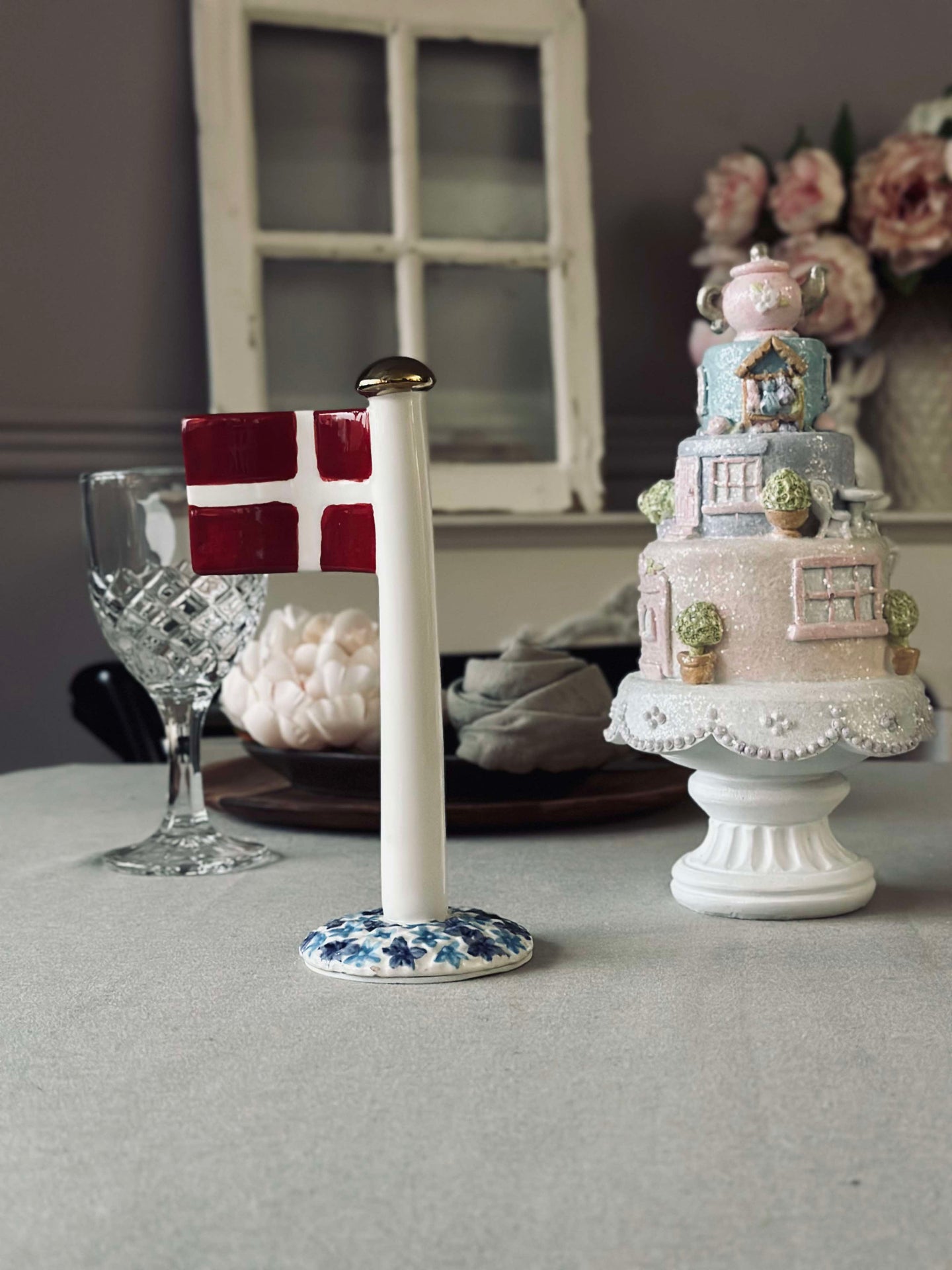 Flagga i keramik – Dannebrog med blå fot