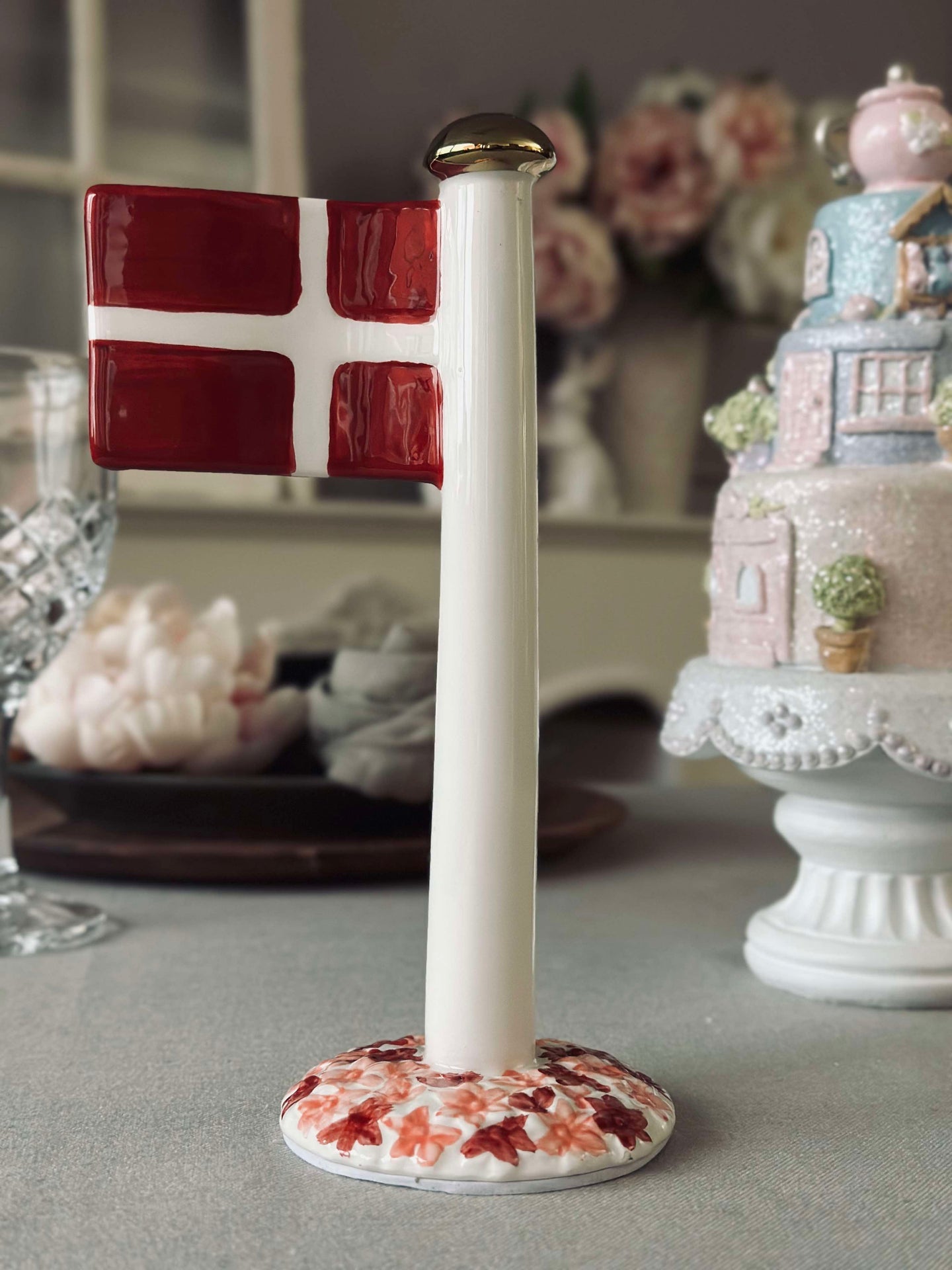 Flagga i keramik – Dannebrog m. Rosa fot