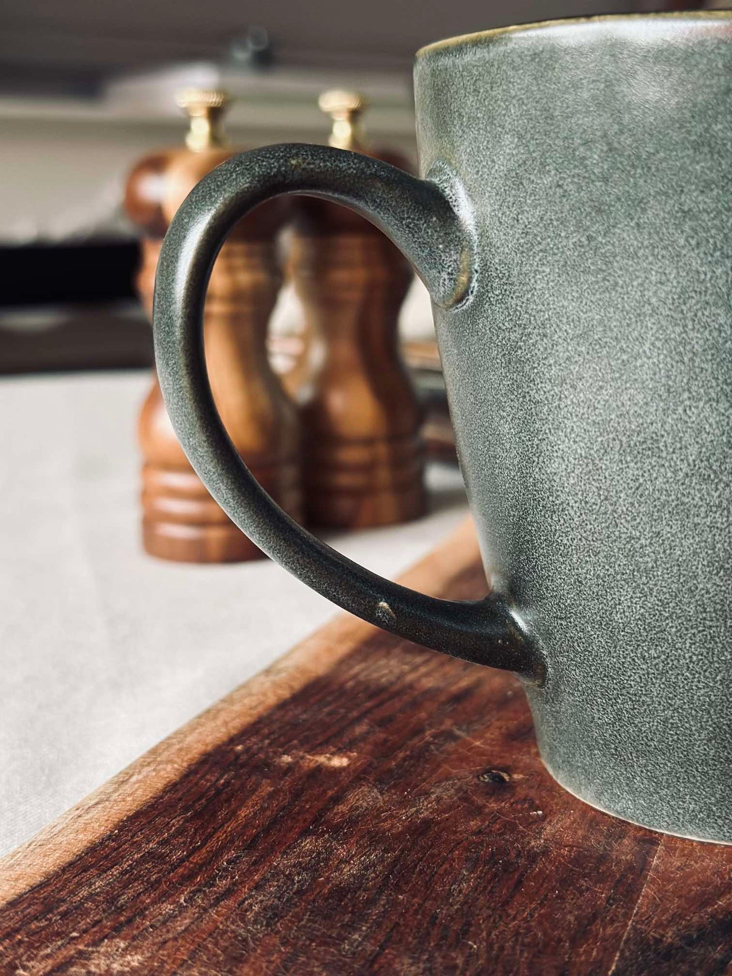 XL Mugg med handtag i stengods – Grå