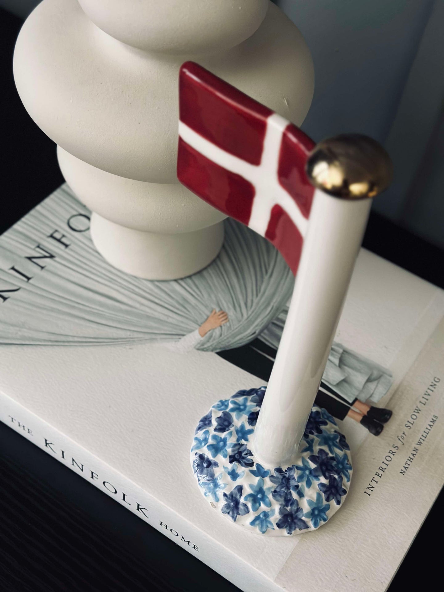 Flagga i keramik – Dannebrog med blå fot