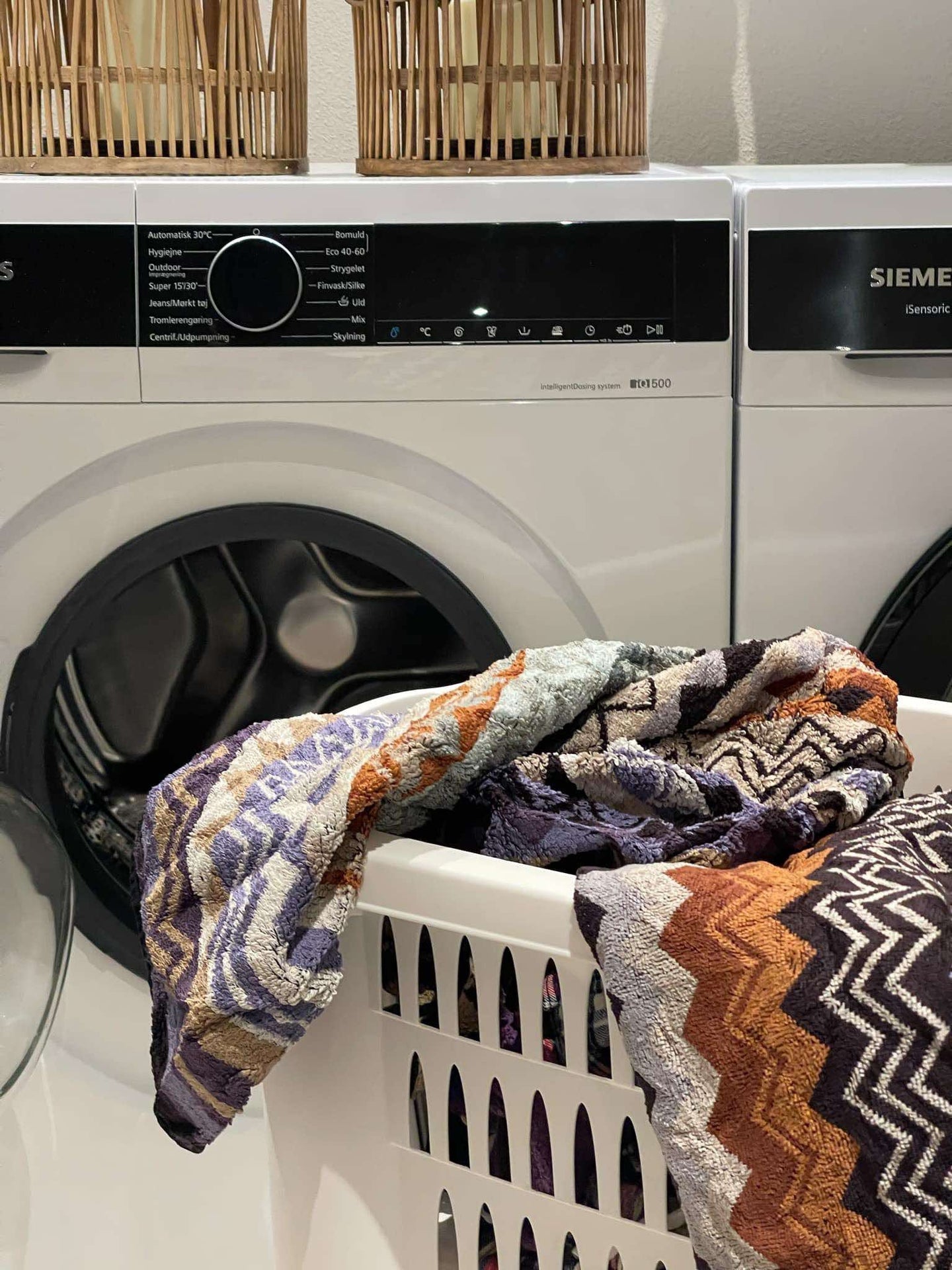 Tvättkorg med vikbara ben