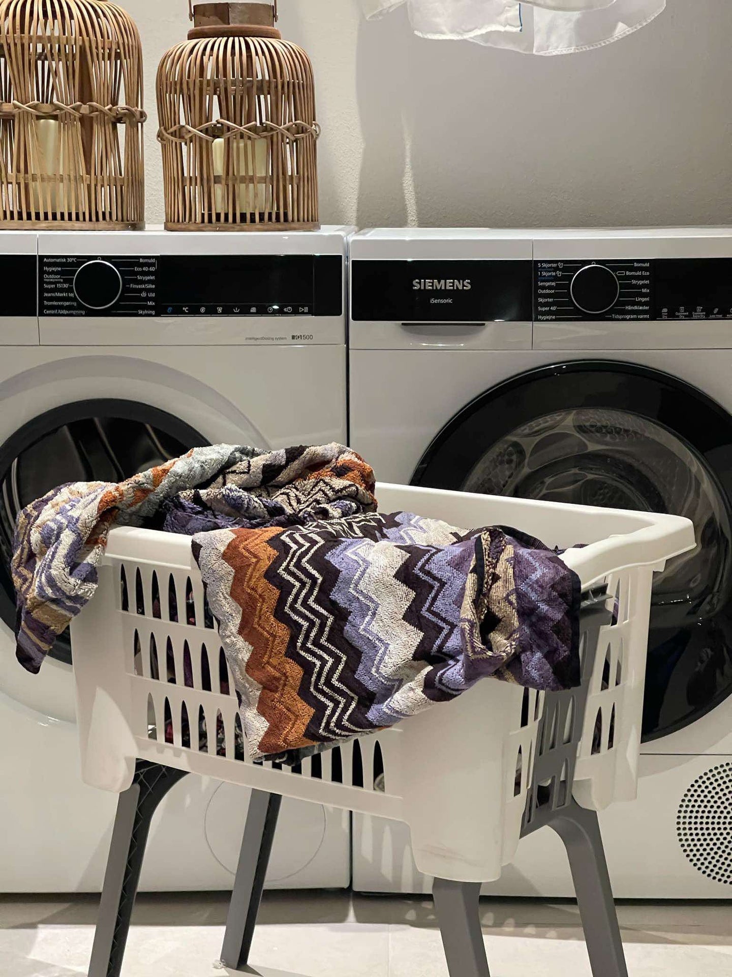 Tvättkorg med vikbara ben