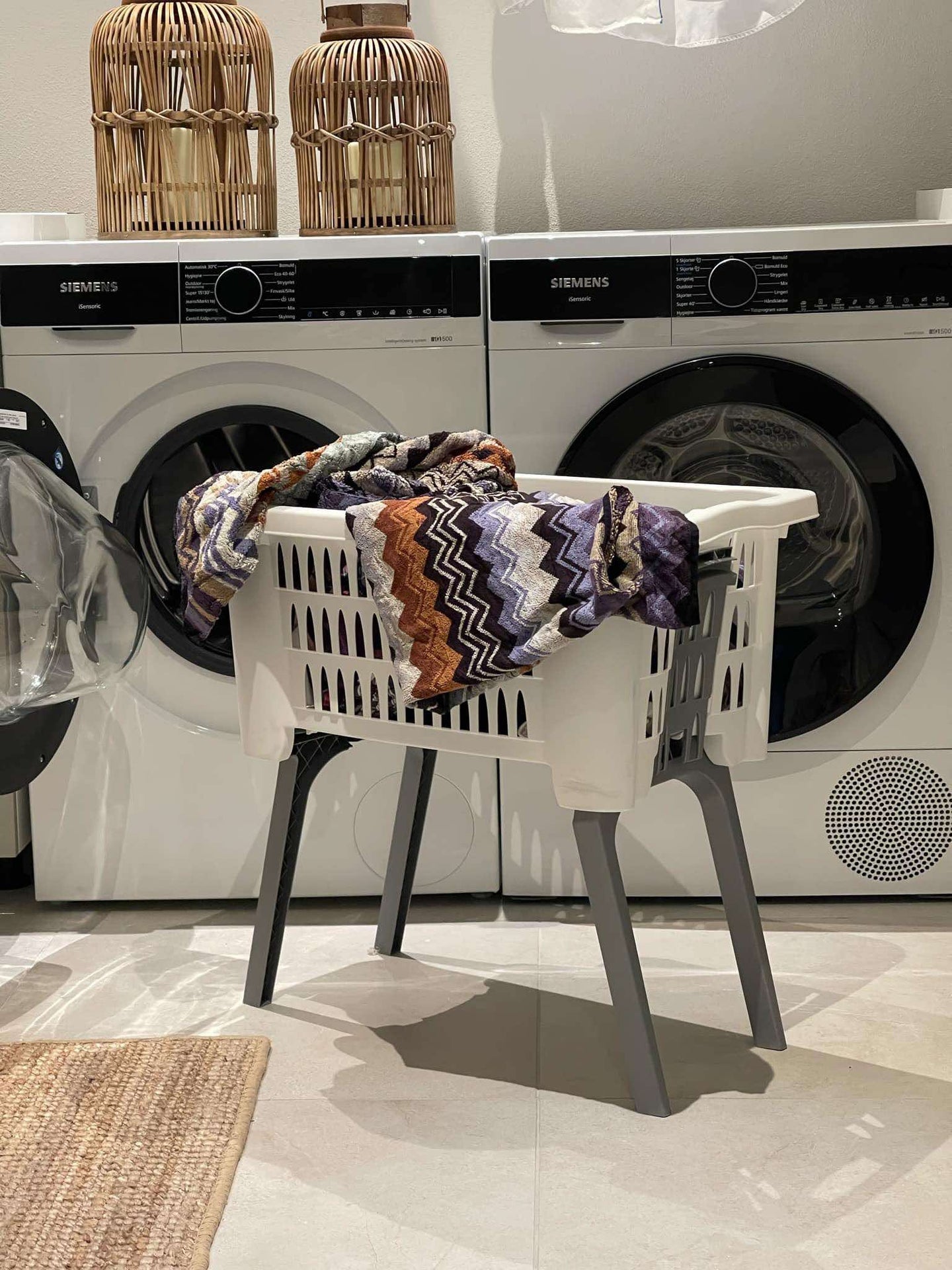 Tvättkorg med vikbara ben