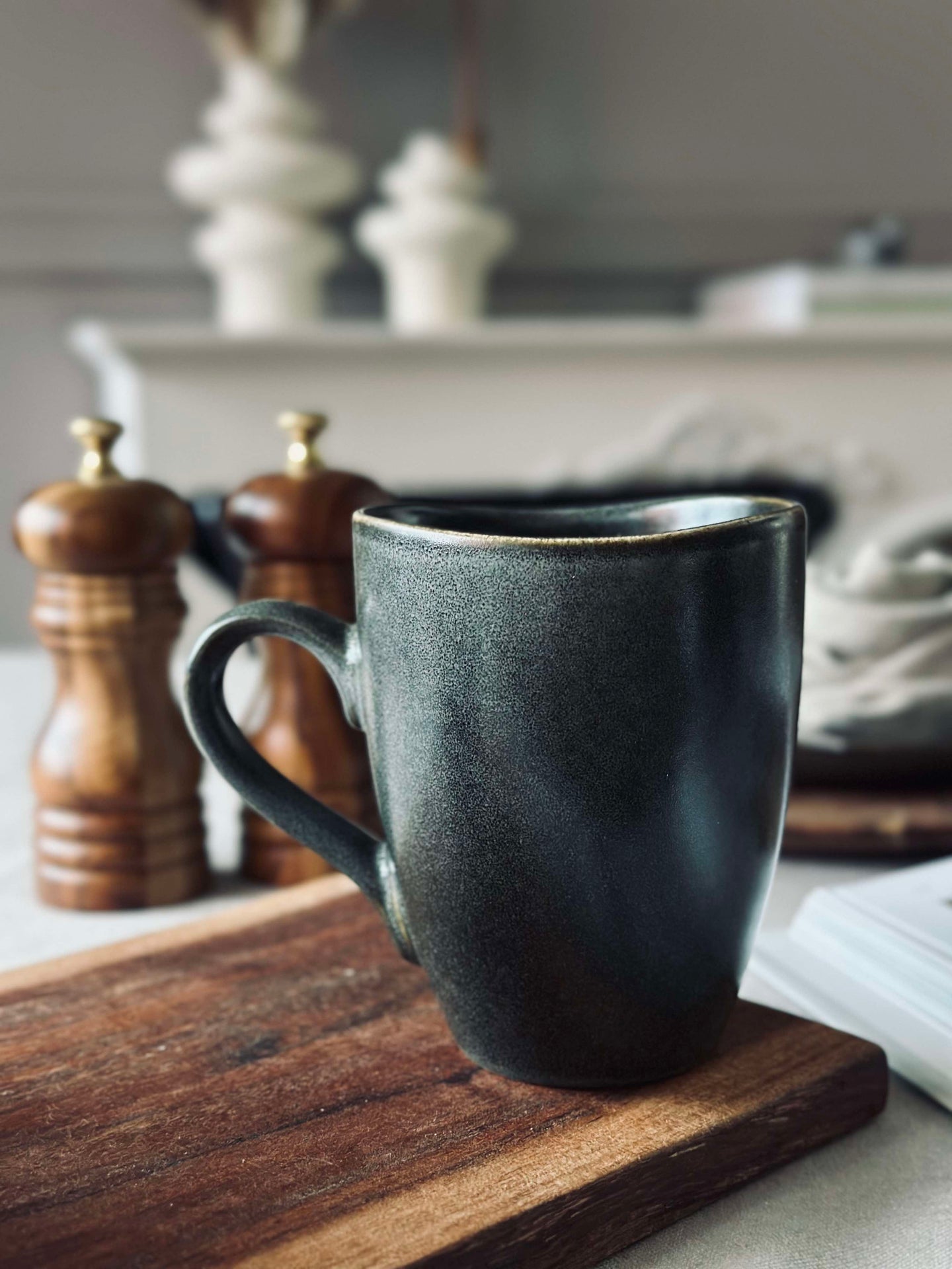 Mugg med handtag i stengods – Grå