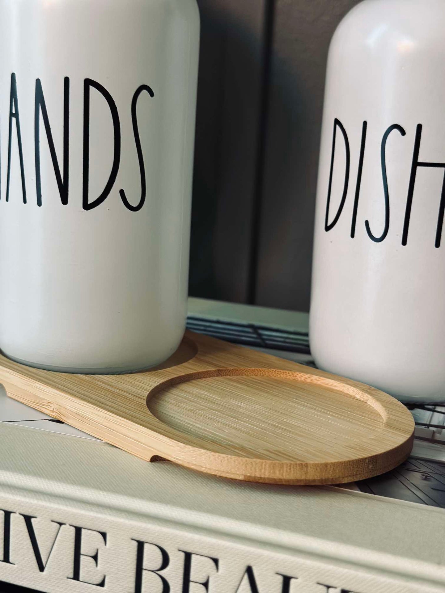 Tvålpump 2 st. med bricka - Vit