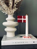 Flagga i keramik – Dannebrog m. Rosa fot