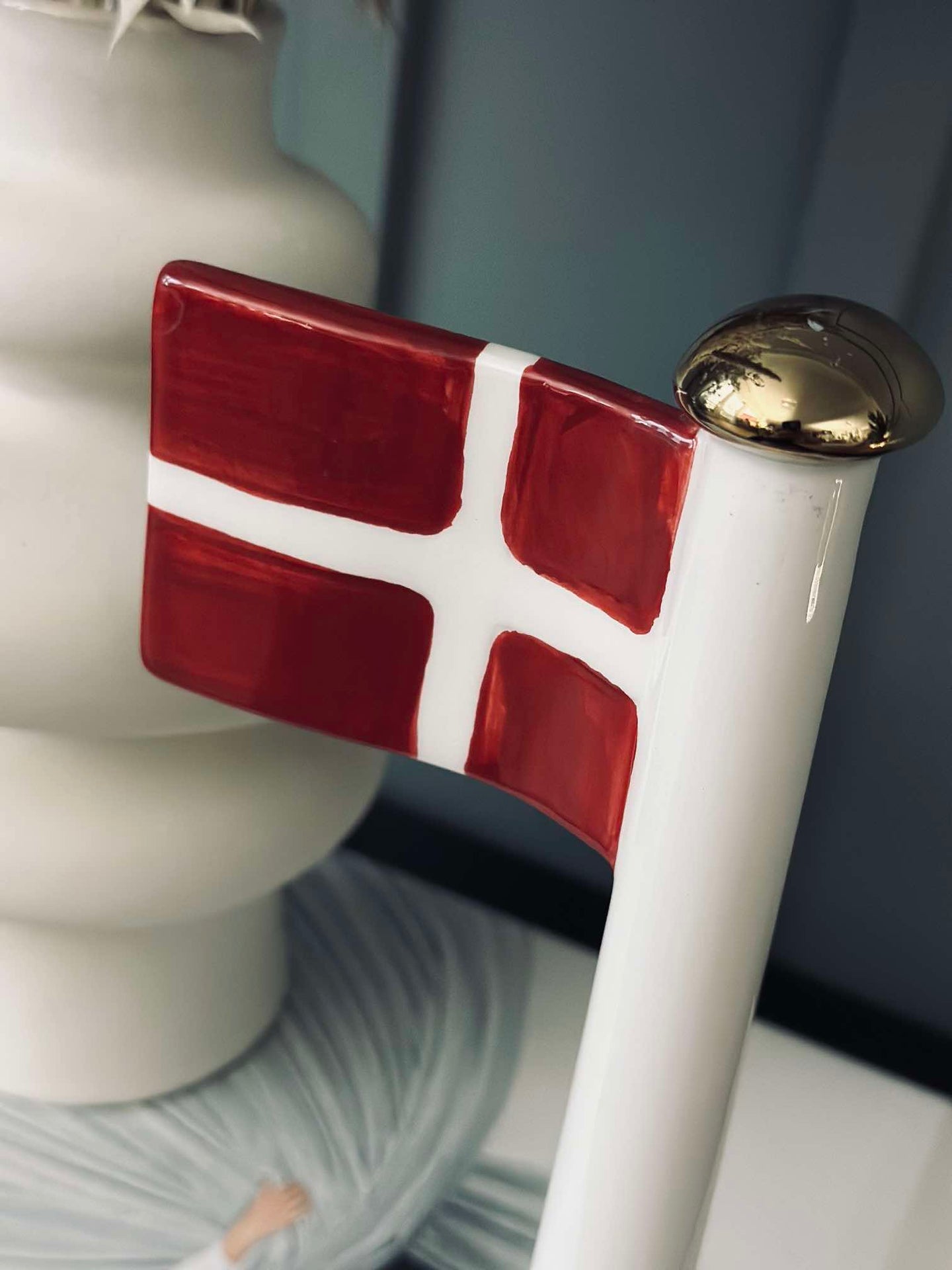 Flagga i keramik – Dannebrog m. Rosa fot