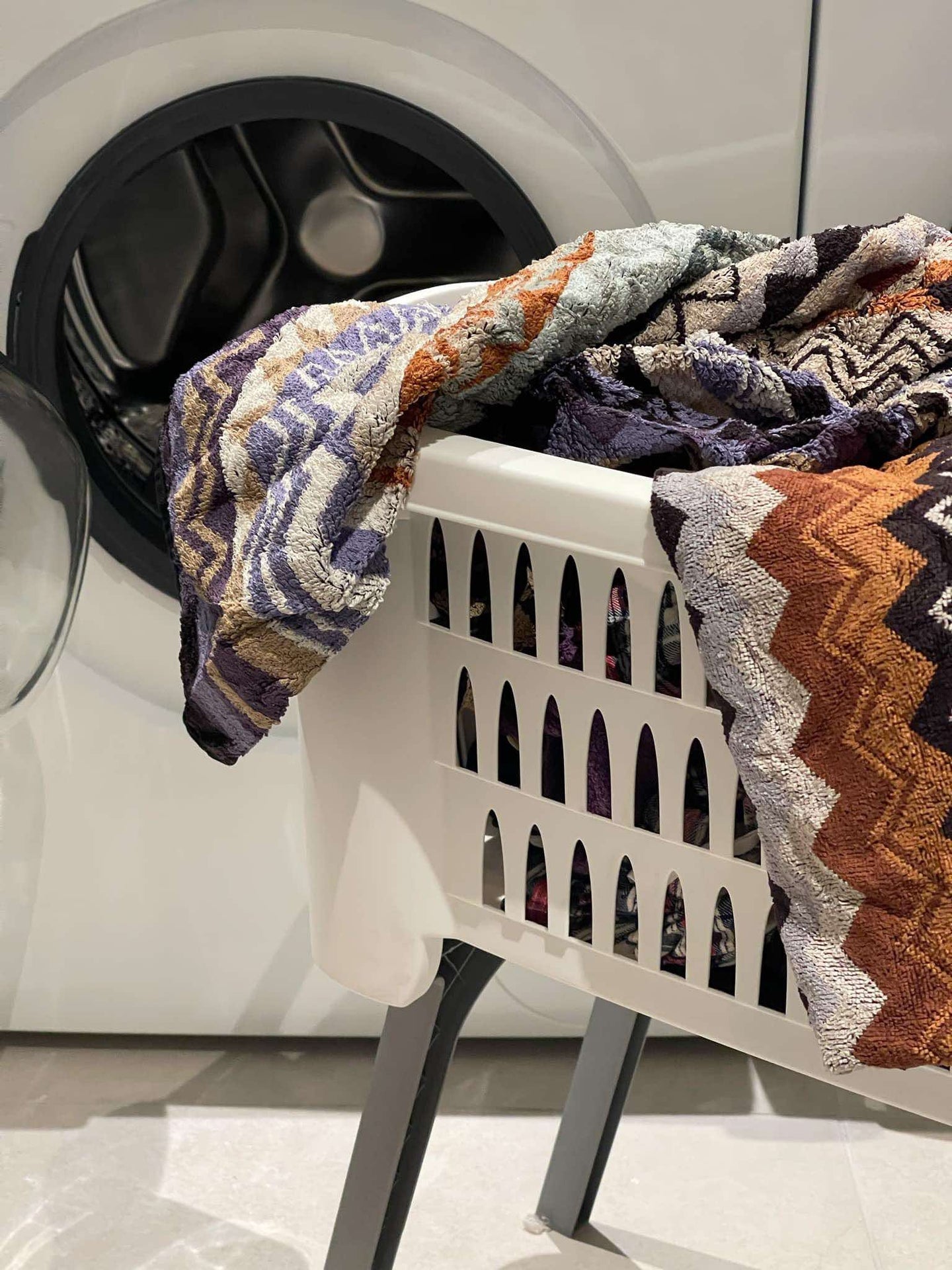 Tvättkorg med vikbara ben