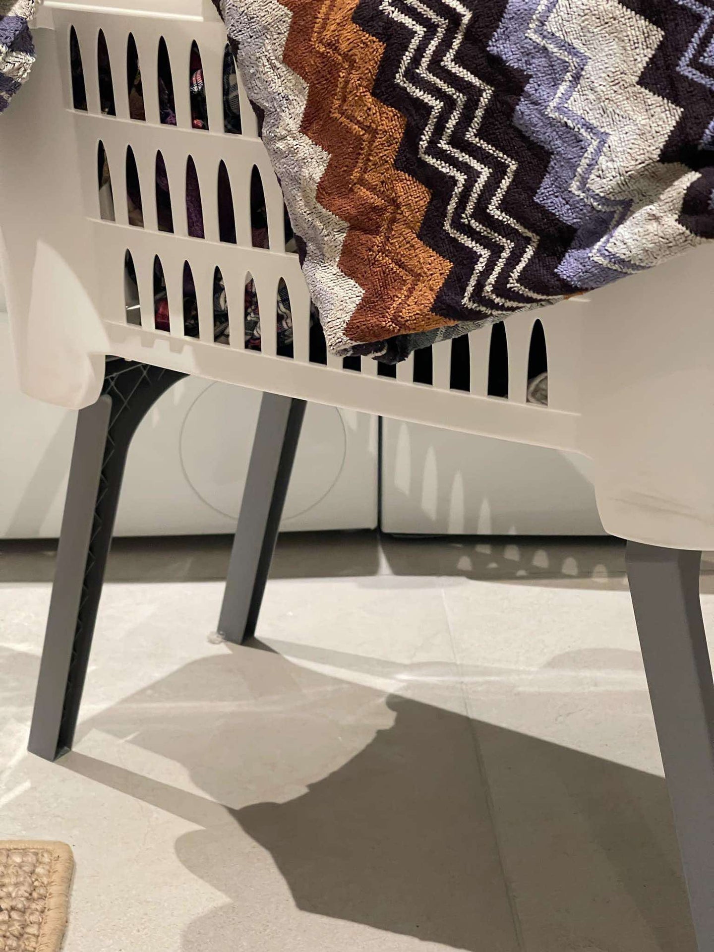 Tvättkorg med vikbara ben