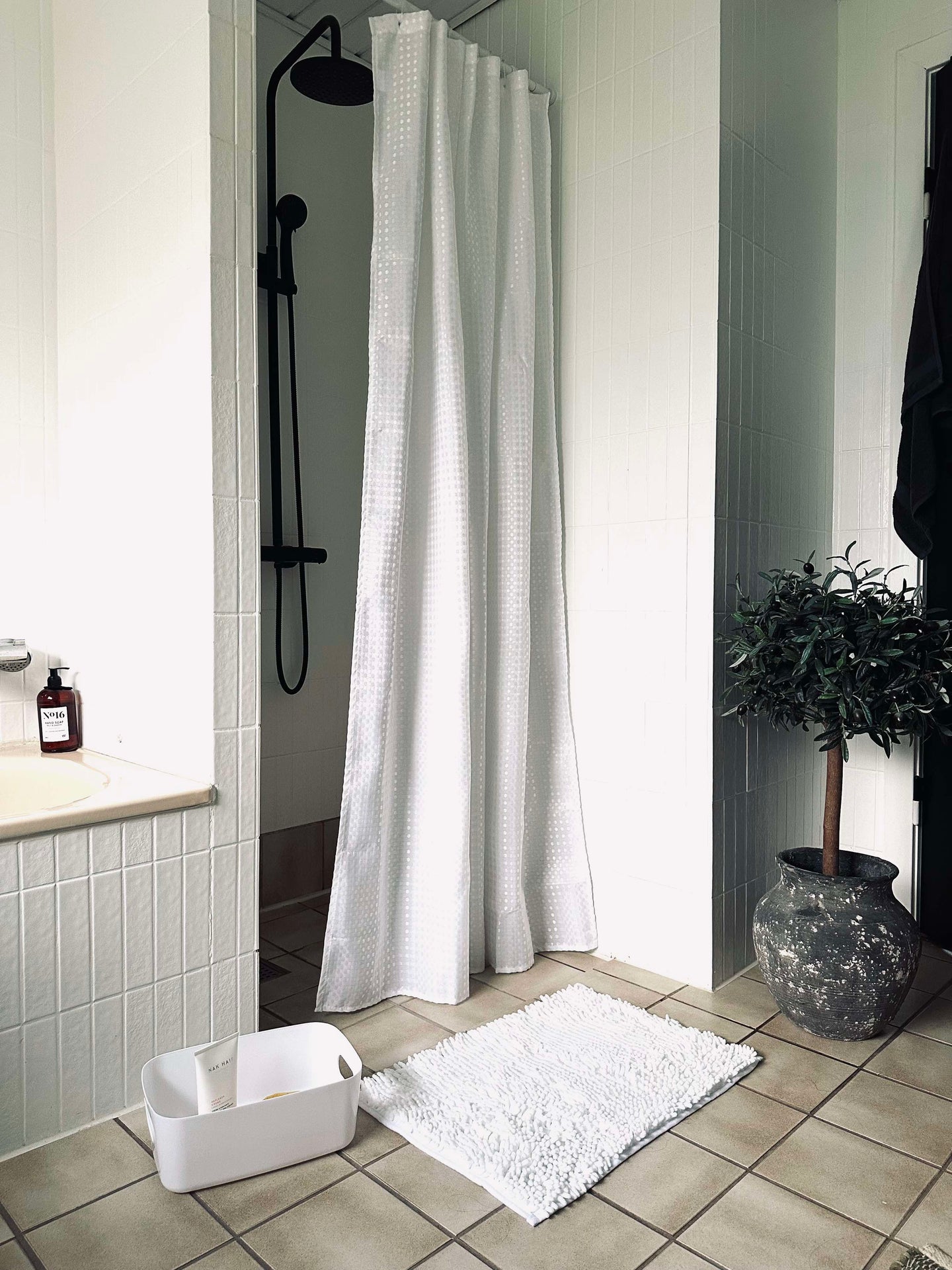 Badrumssats: Duschdraperi & badmatta / Vit