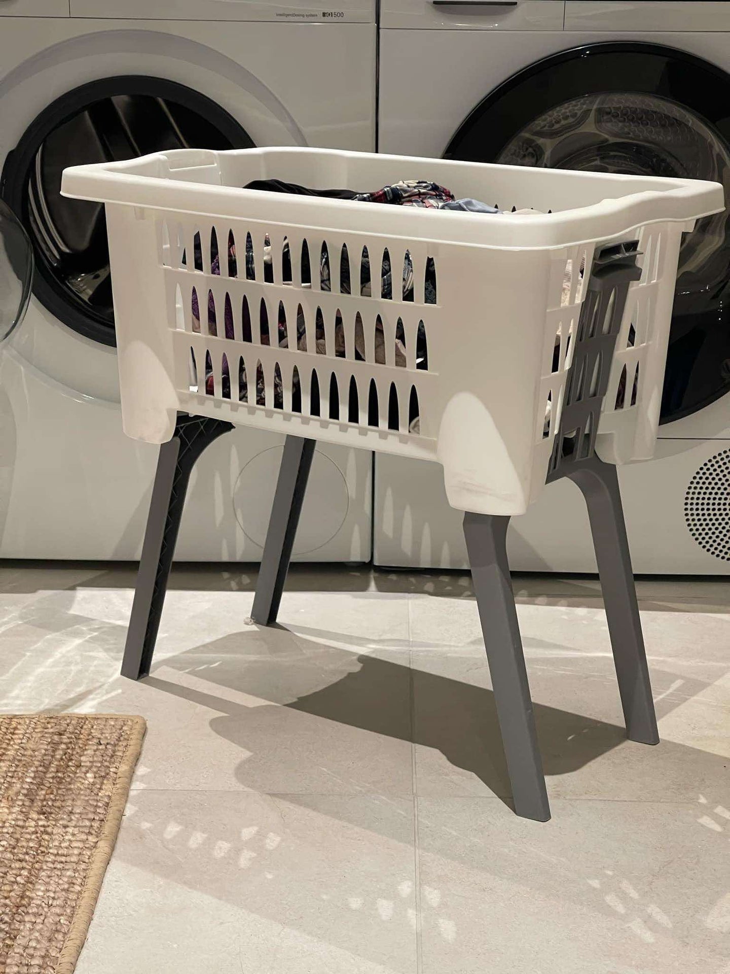 Tvättkorg med vikbara ben
