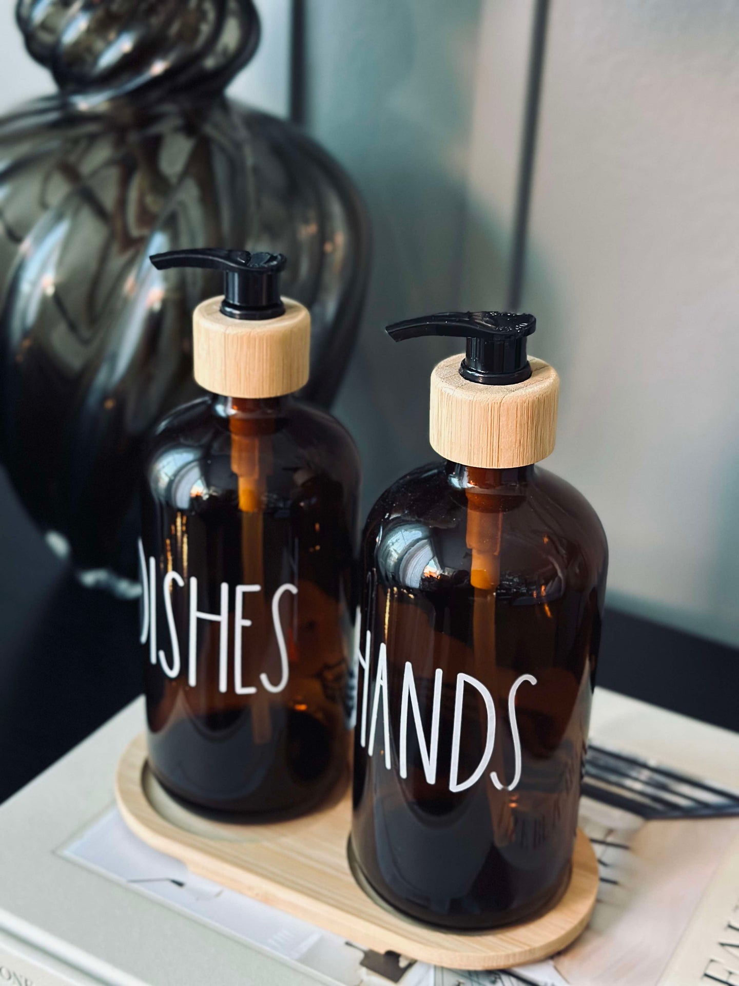 Tvålpump 2 st. med bricka - Brun