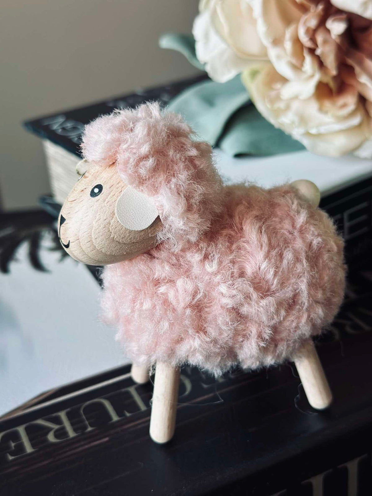 Får i trä med päls - Rosa