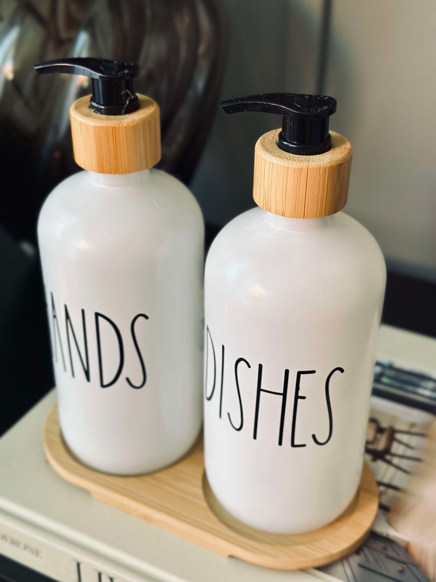 Tvålpump 2 st. med bricka - Vit