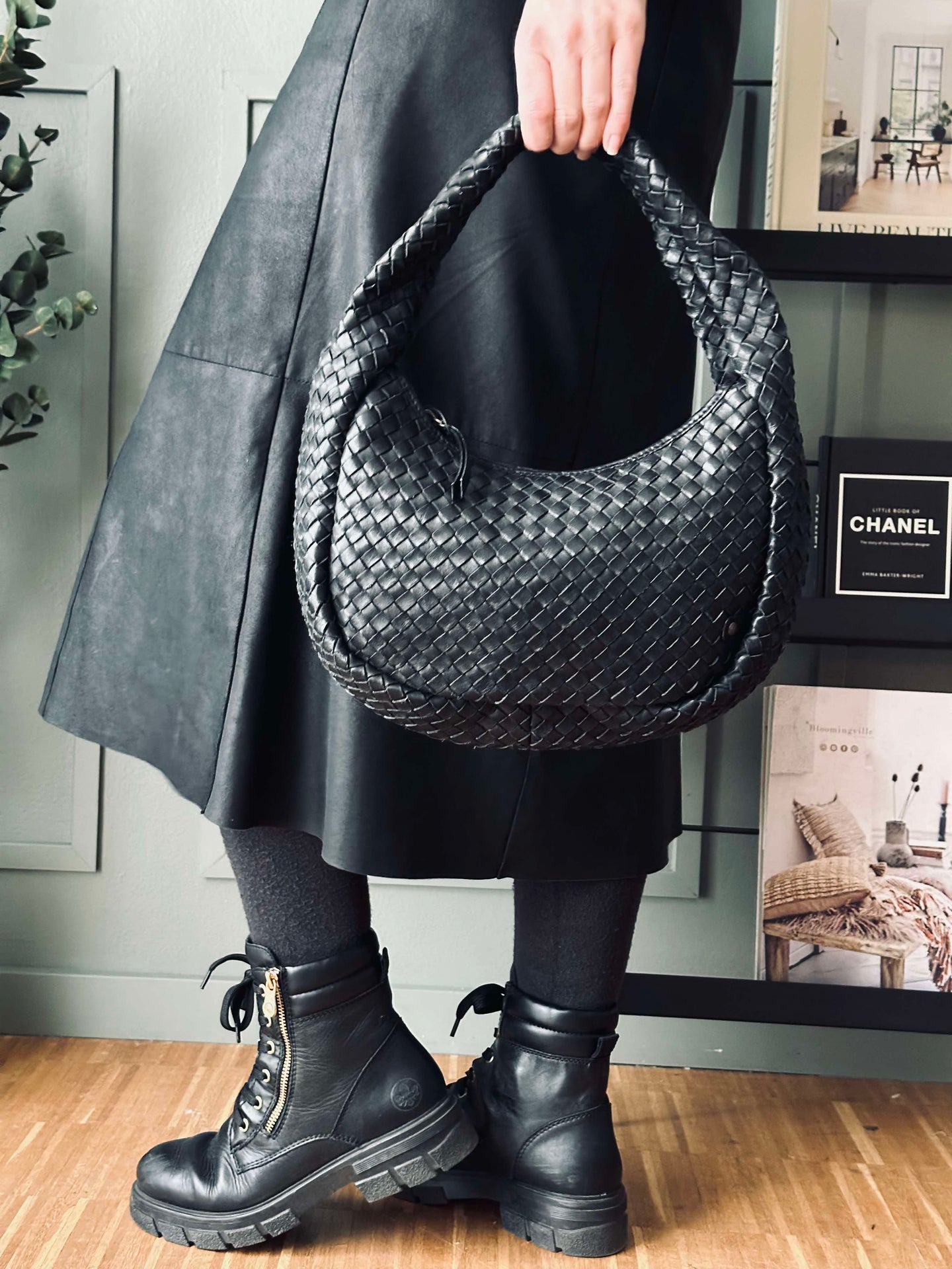 Elegant handflätad axelväska - Svart