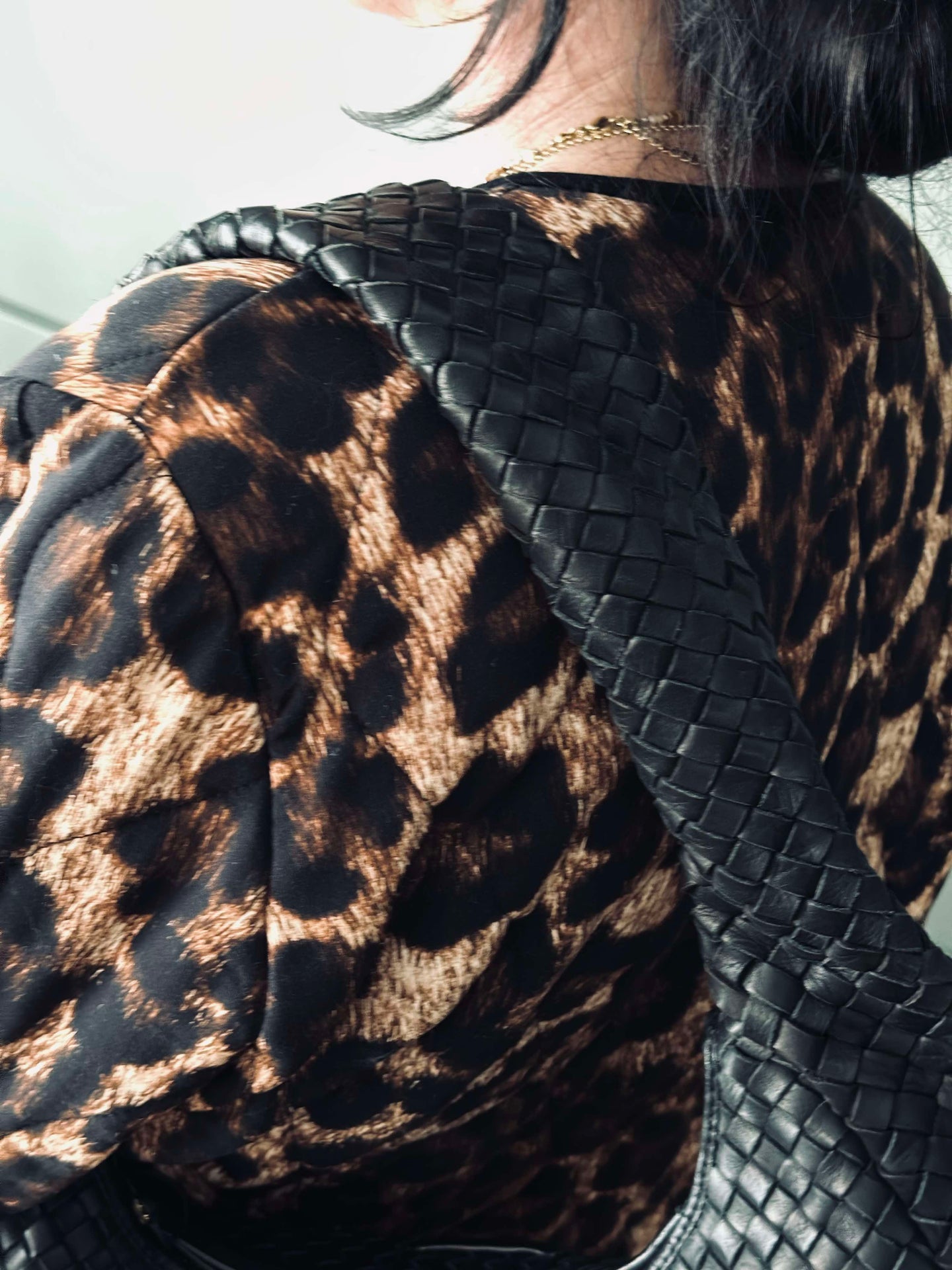 Elegant handflätad axelväska - Svart