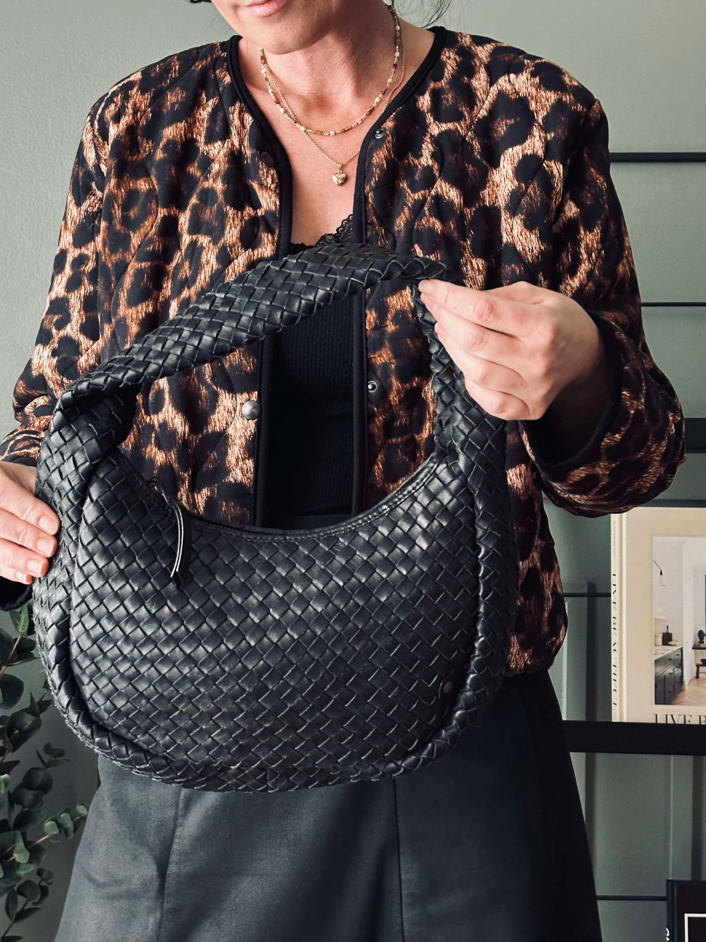 Elegant handflätad axelväska - Svart