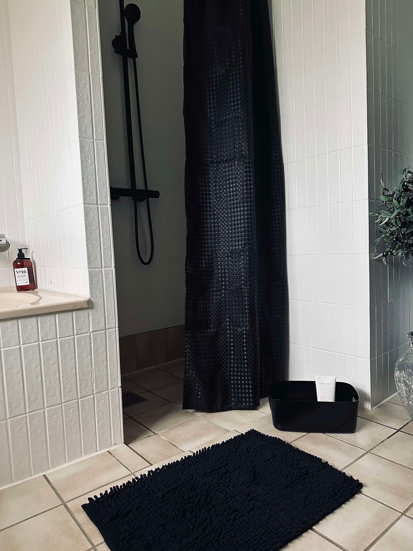 Badrumssats: Duschdraperi & badmatta / Svart