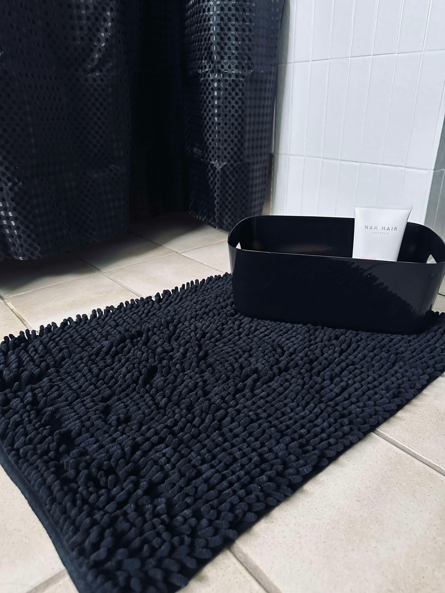 Badrumssats: Duschdraperi & badmatta / Svart