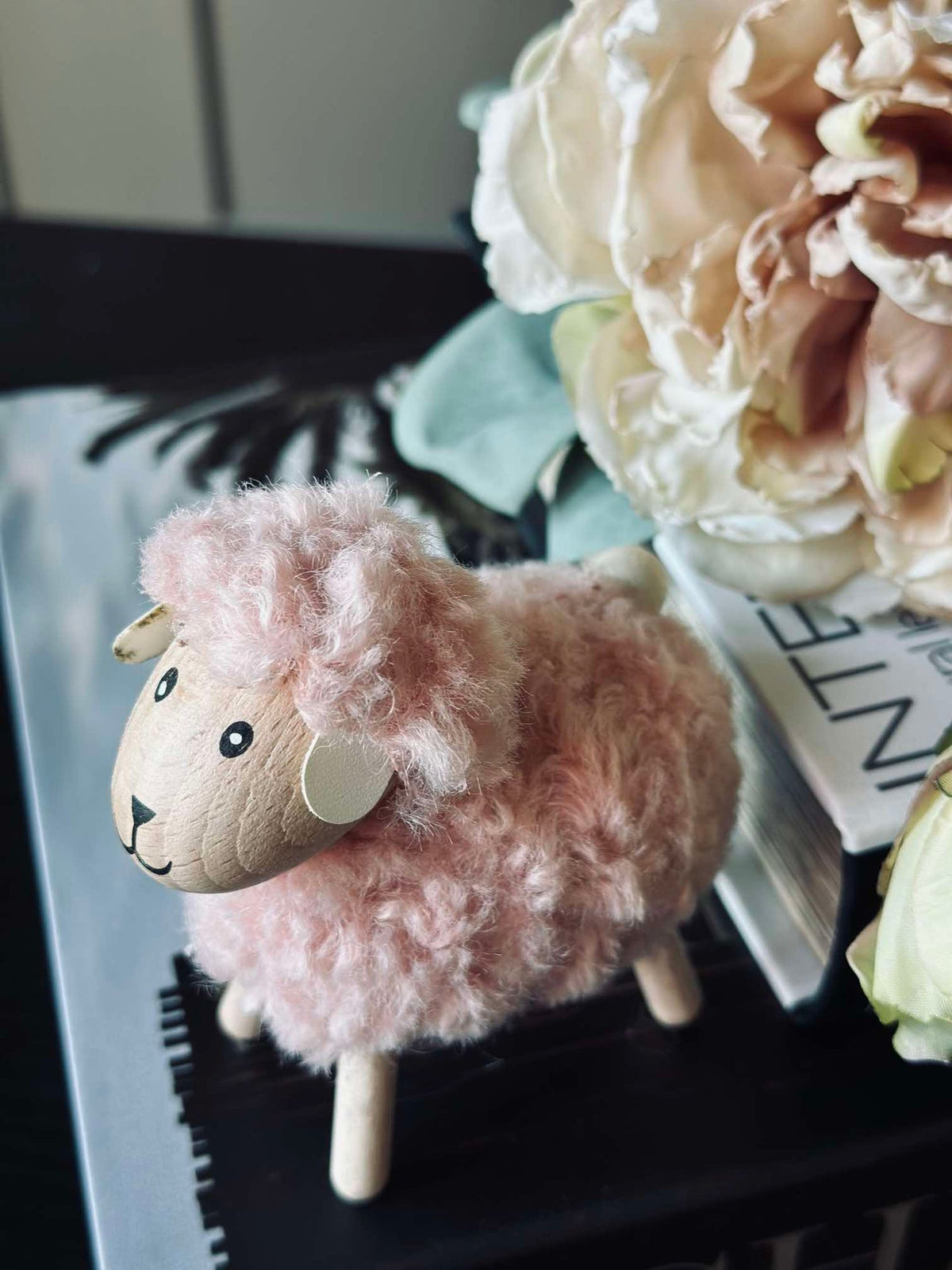 Får i trä med päls - Rosa
