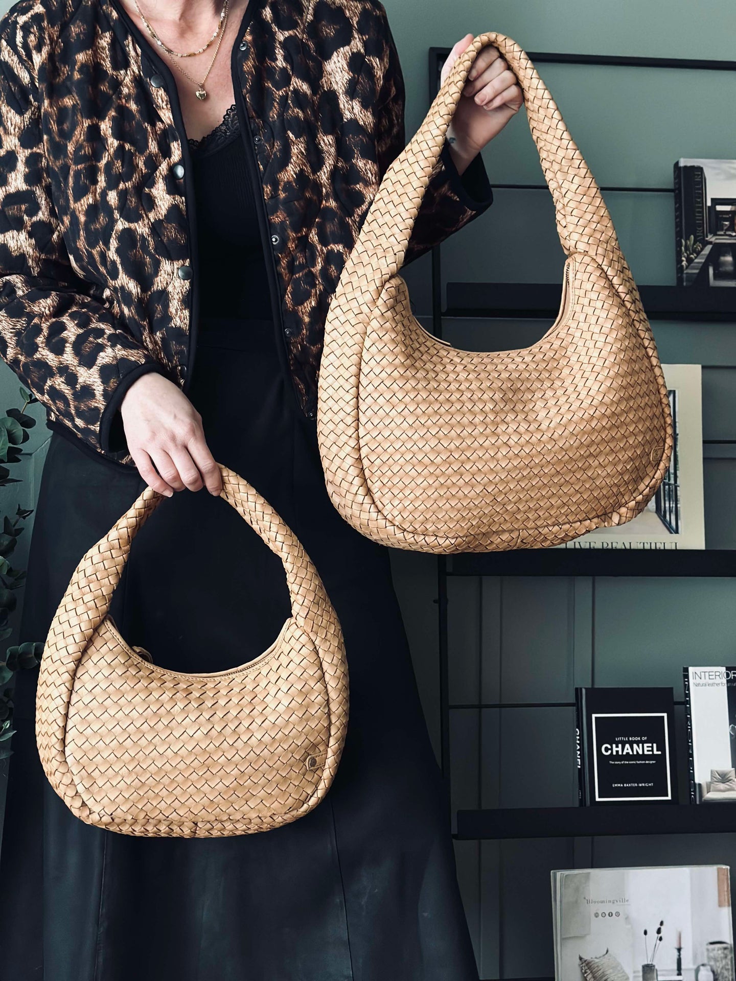 Elegant handflätad axelväska - Sand