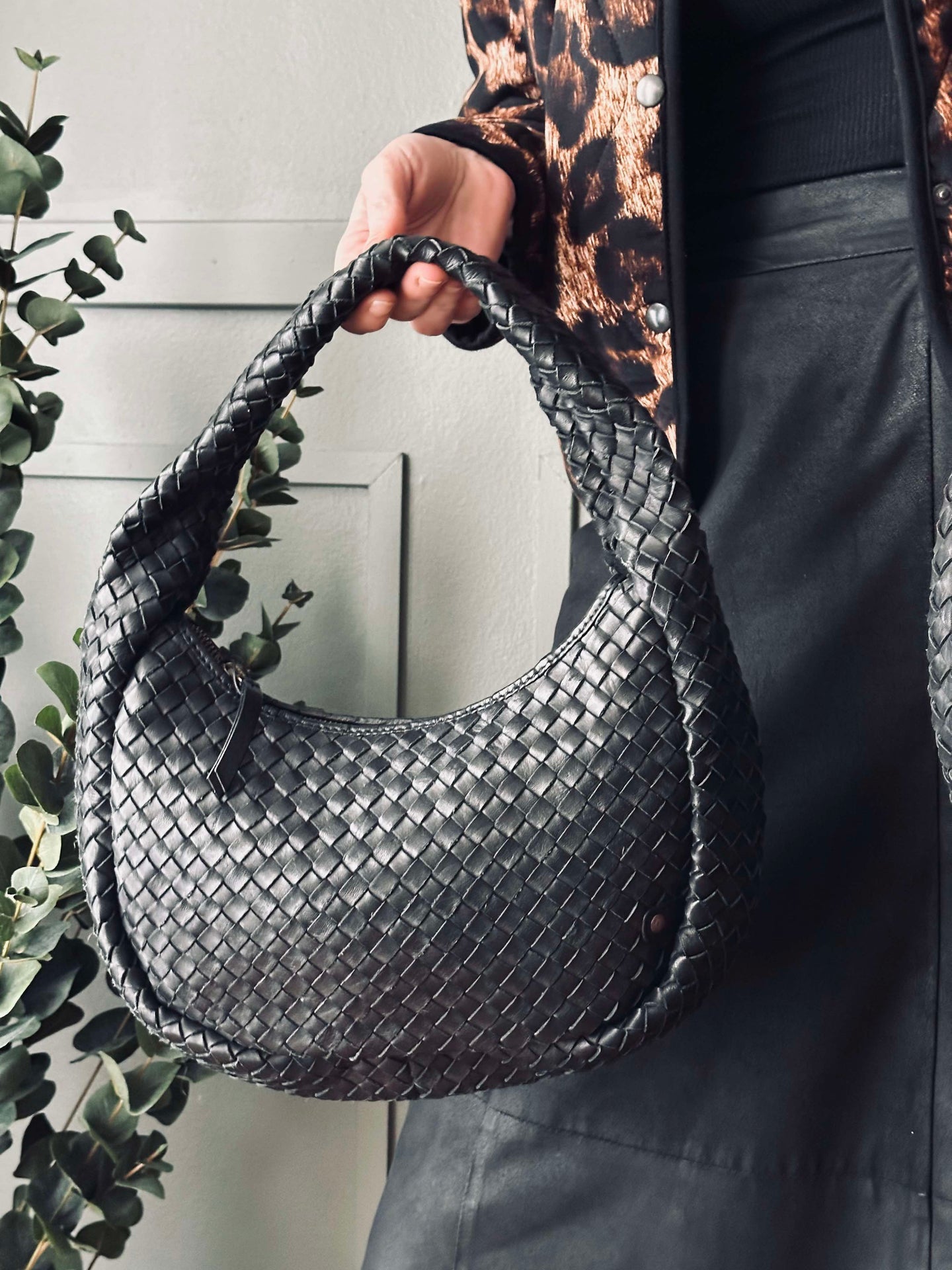 Elegant handflätad axelväska - Svart