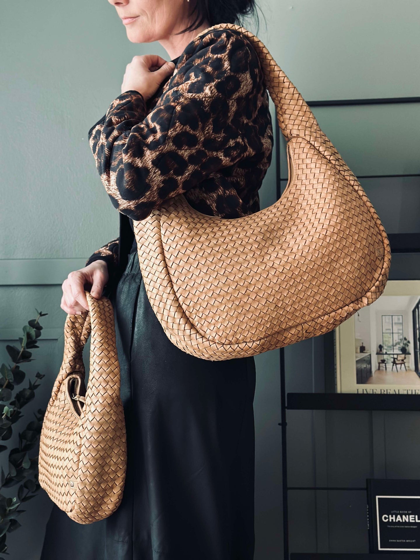 Elegant handflätad axelväska - Sand stor