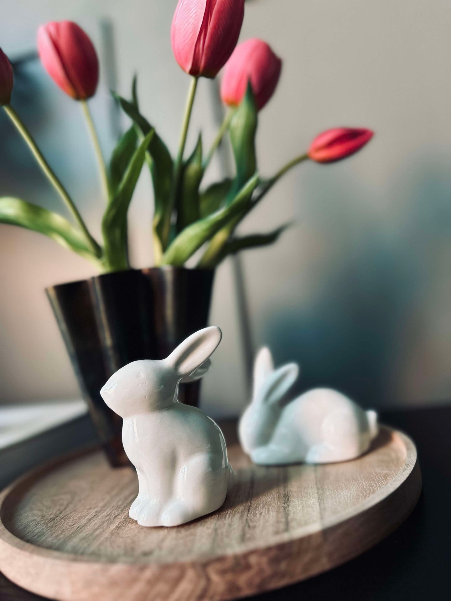 Kanin i vit porslin - Sittande