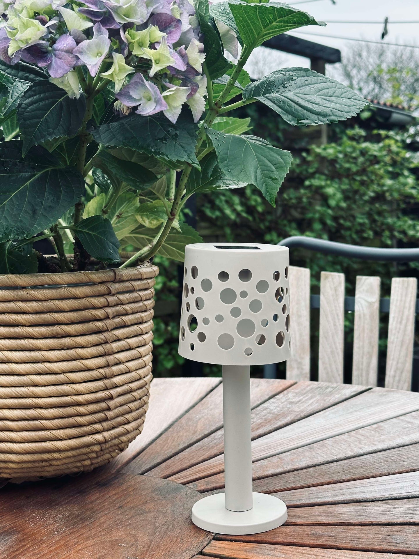 Bordslampa med solceller - Ljus beige